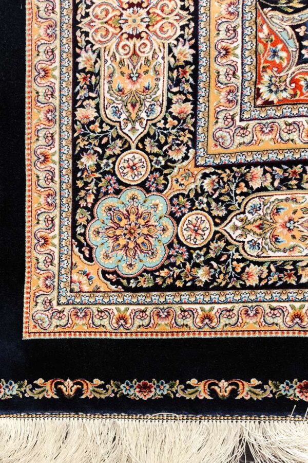 فرش تمام ابریشم ربات بافت مدل لچک ترنجی
کف ساده - Image 2