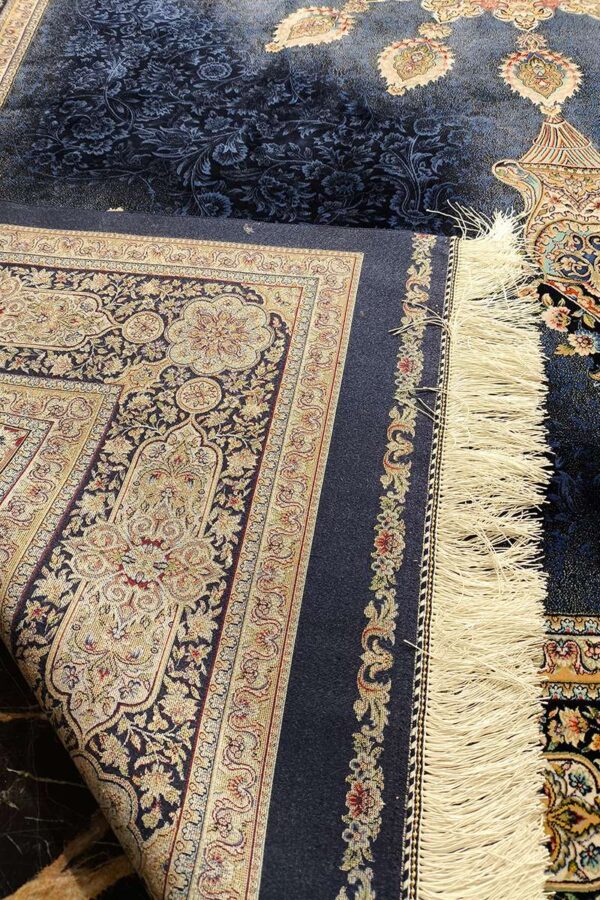فرش تمام ابریشم ربات بافت مدل لچک ترنجی
کف ساده - Image 3