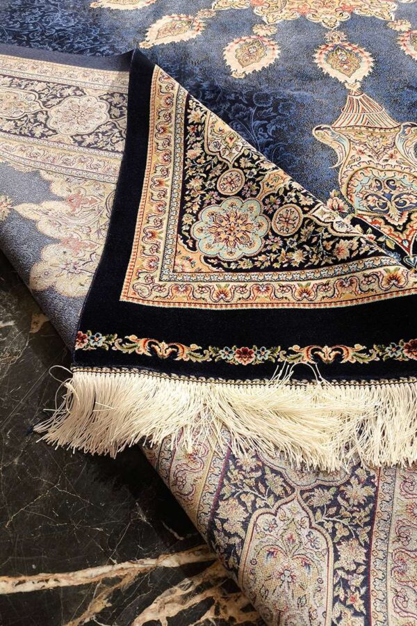 فرش تمام ابریشم ربات بافت مدل لچک ترنجی
کف ساده - Image 4