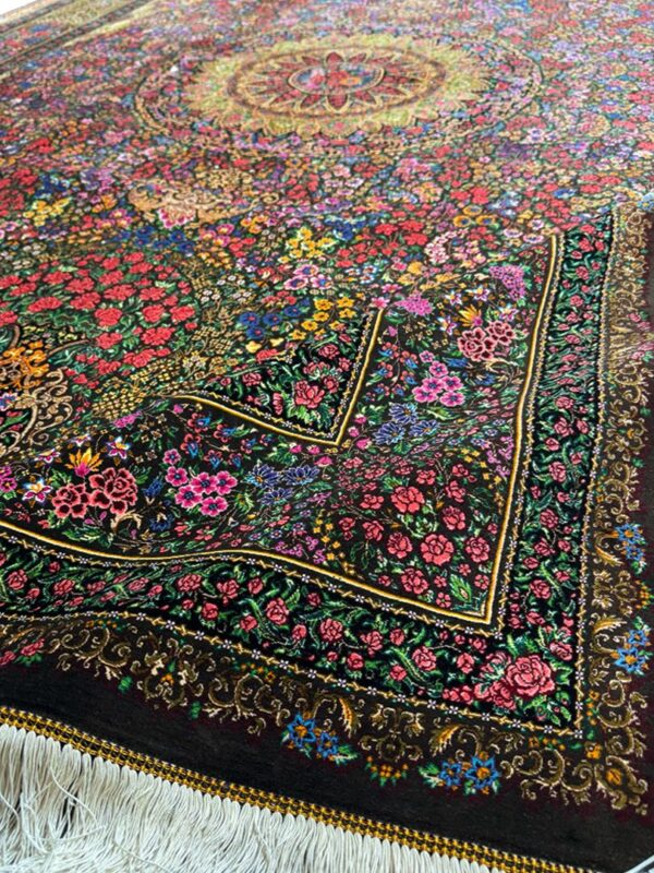 فرش دست بافت مستطیل  لچک ترنجی حاشیه ورساچه 70 رج تمام ابریشم - Image 2