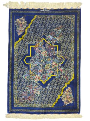 تابلو فرش قم مستطیل ترنج وسط گل 70 رج تمام ابریشم کد 2001993