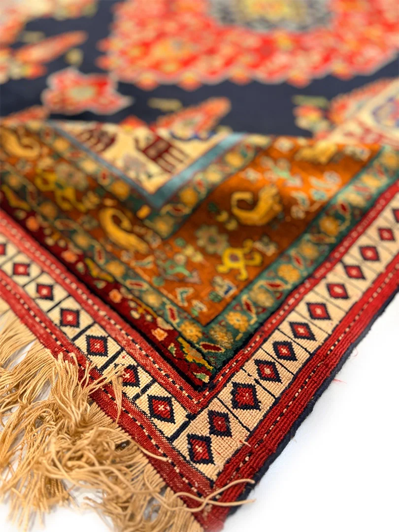 فرش دست بافت تمام ابریشم تمام ابریشم خراسان 1.5 متری لچک ترنجی کف ساده 80 رج آبی / سرمه ایی 103*137 مستطیل 2 کیلو - Image 2