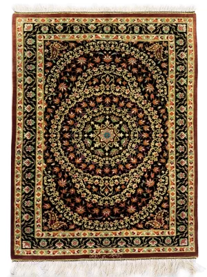 تابلو فرش 0.5 متری قم 60*90 مستطیل لچک ترنجی هزار کل 70 رج تمام ابریشم مشکی 1.5 کیلو کلاسیک