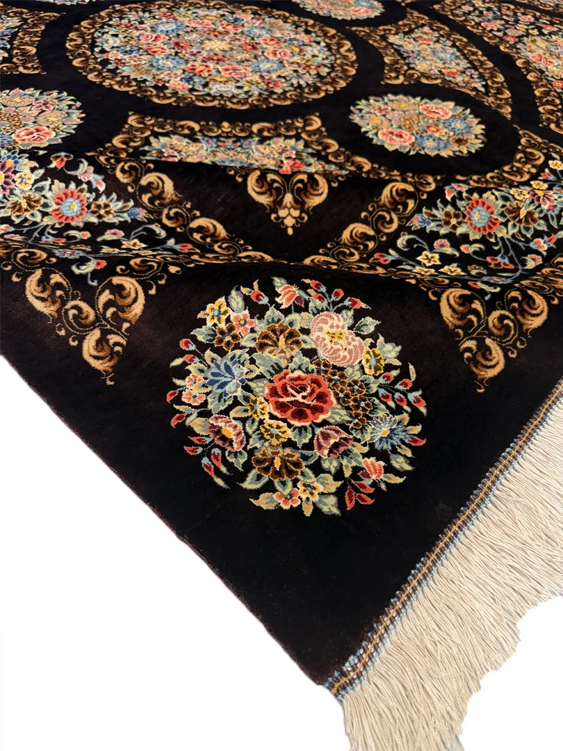 فرش دست بافت 4 متری قم 200*200 مربع گل فرنگ صادق زاده 80 رج تمام ابریشم قهوه ایی 9 کیلو کلاسیک - تصویر 3