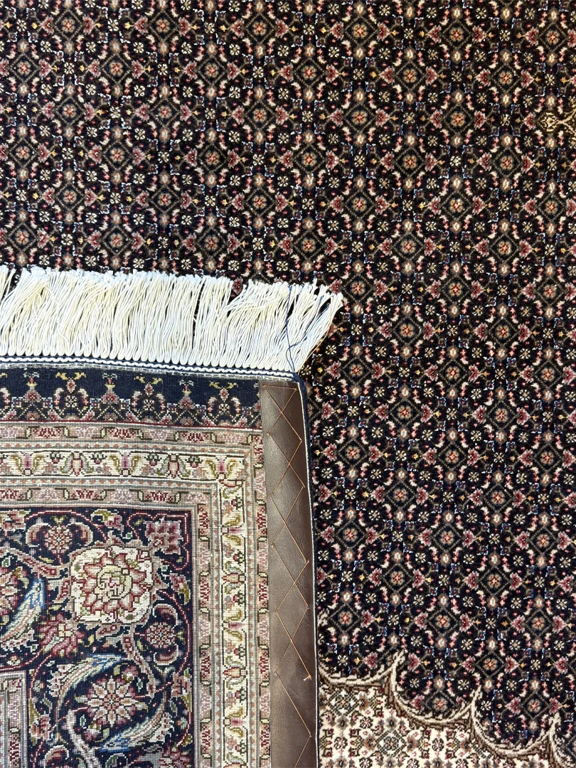 فرش دست بافت 6 متری تبریز 200*300 مستطیل عبدالهی ترنج خورشیدی 50 رج کرک و ابریشم مشکی 20 کیلو کلاسیک - Image 4