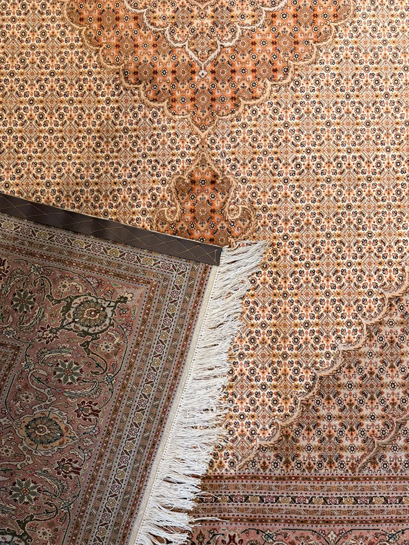 فرش دست بافت 9 متری تبریز 250*350 مستطیل ریز ماهی 50 رج کرک و ابریشم کرم / بژ 30 کیلو کلاسیک - تصویر 2