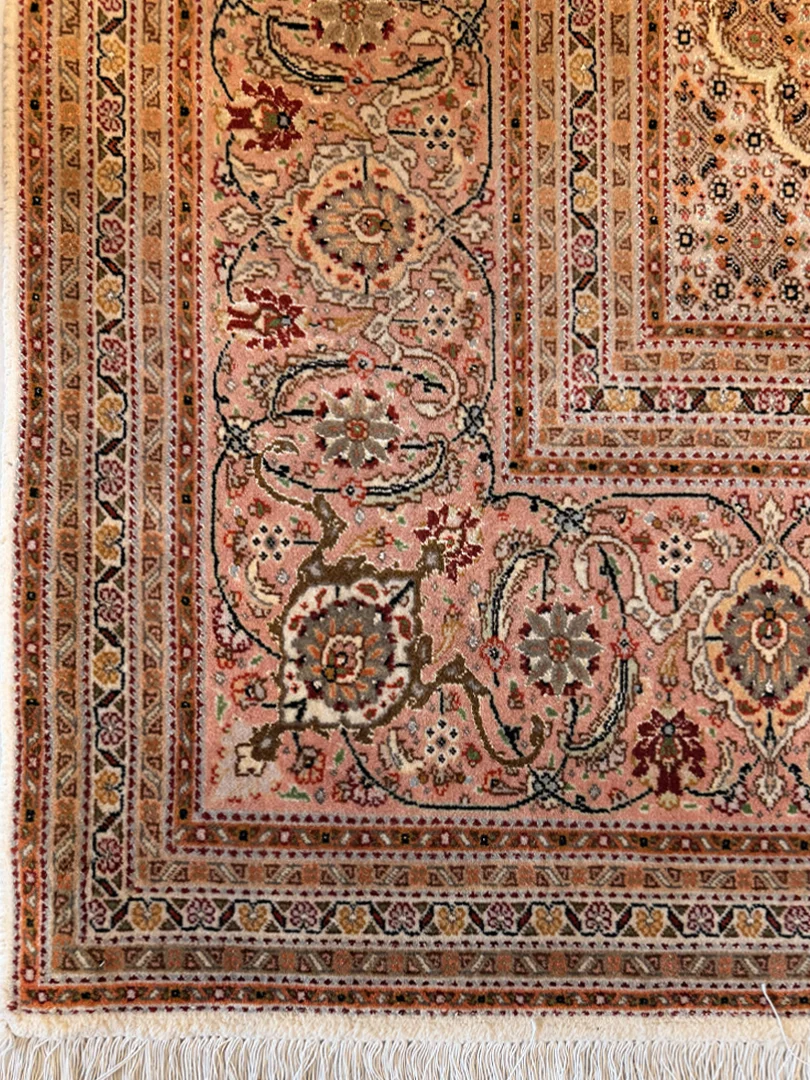 فرش دست بافت 9 متری تبریز 250*350 مستطیل ریز ماهی 50 رج کرک و ابریشم کرم / بژ 30 کیلو کلاسیک - تصویر 3