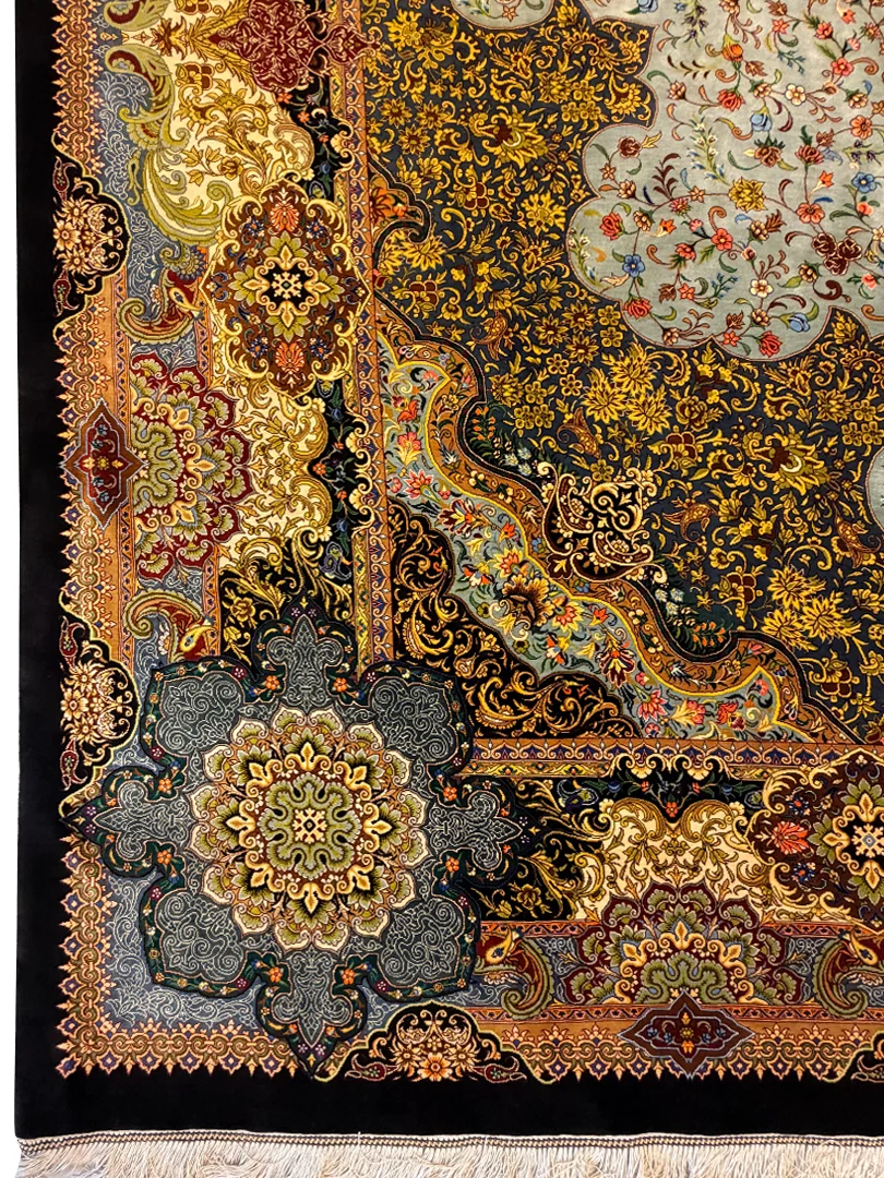 فرش دست بافت 9 متری قم 250*350 مستطیل اشراف 90 رج تمام ابریشم طوسی / نقره ایی 30 کیلو کلاسیک - تصویر 2