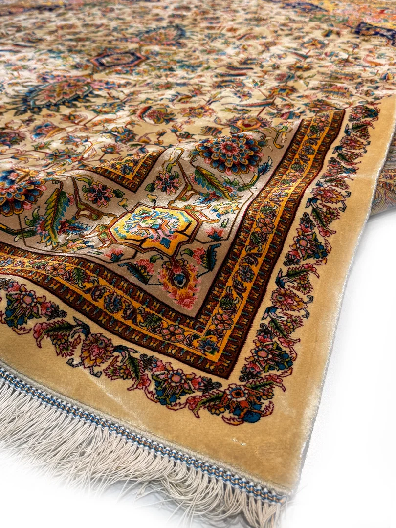 فرش ربات بافت 5 متری قم 200*250 مستطیل هریس 70 رج ابریشم و بنبوسیلک کرم / بژ 12 کیلو کلاسیک - تصویر 2