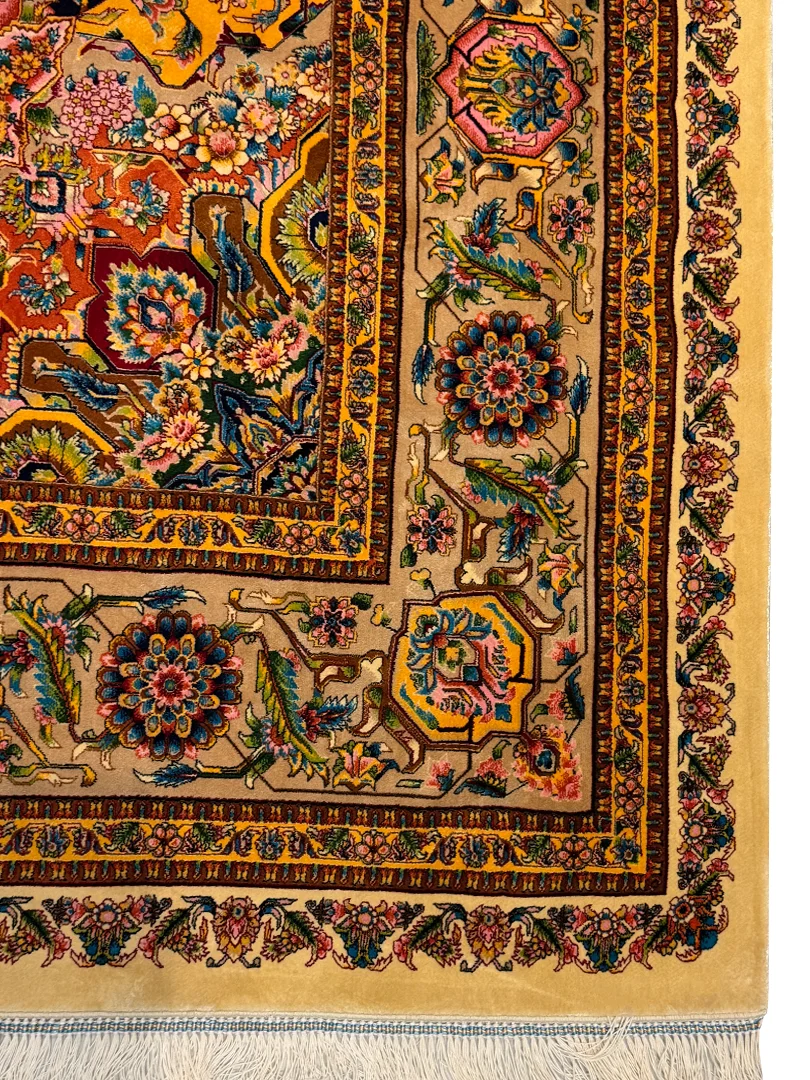 فرش ربات بافت 5 متری قم 200*250 مستطیل هریس 70 رج ابریشم و بنبوسیلک کرم / بژ 12 کیلو کلاسیک - تصویر 3