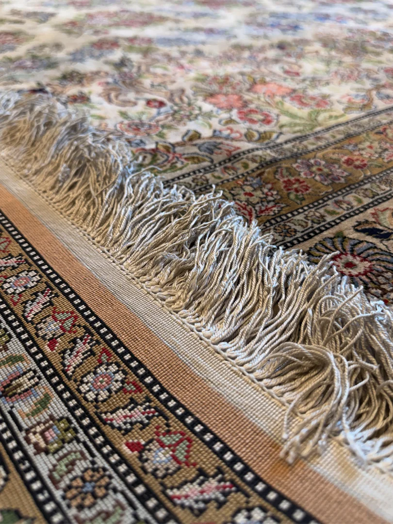 فرش دست بافت 9 متری قم 250*350 مستطیل لچک ترنجی گلریز 60 رج تمام ابریشم کرم / بژ 30 کیلو کلاسیک - تصویر 2