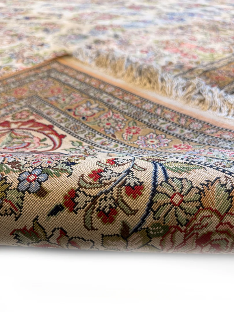 فرش دست بافت 9 متری قم 250*350 مستطیل لچک ترنجی گلریز 60 رج تمام ابریشم کرم / بژ 30 کیلو کلاسیک - تصویر 3