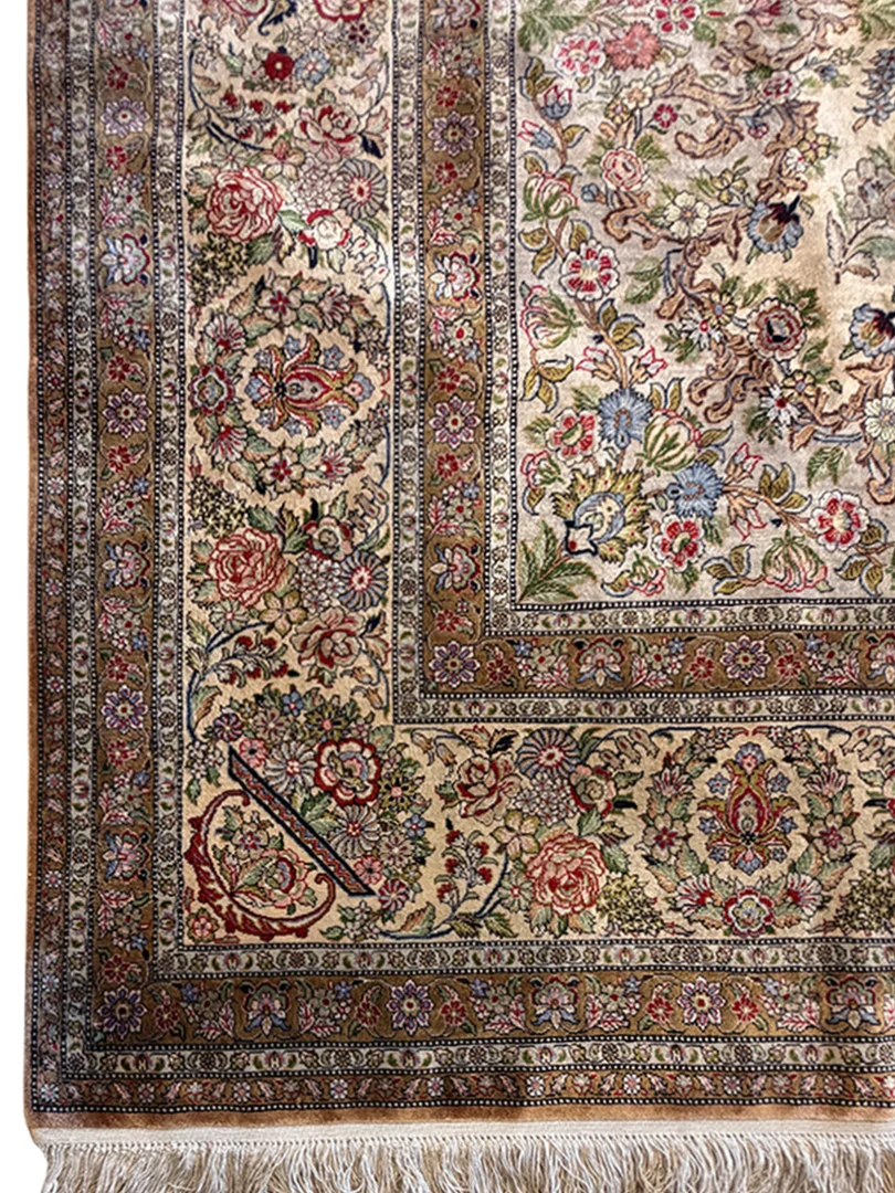 فرش دست بافت 9 متری قم 250*350 مستطیل لچک ترنجی گلریز 60 رج تمام ابریشم کرم / بژ 30 کیلو کلاسیک - تصویر 4