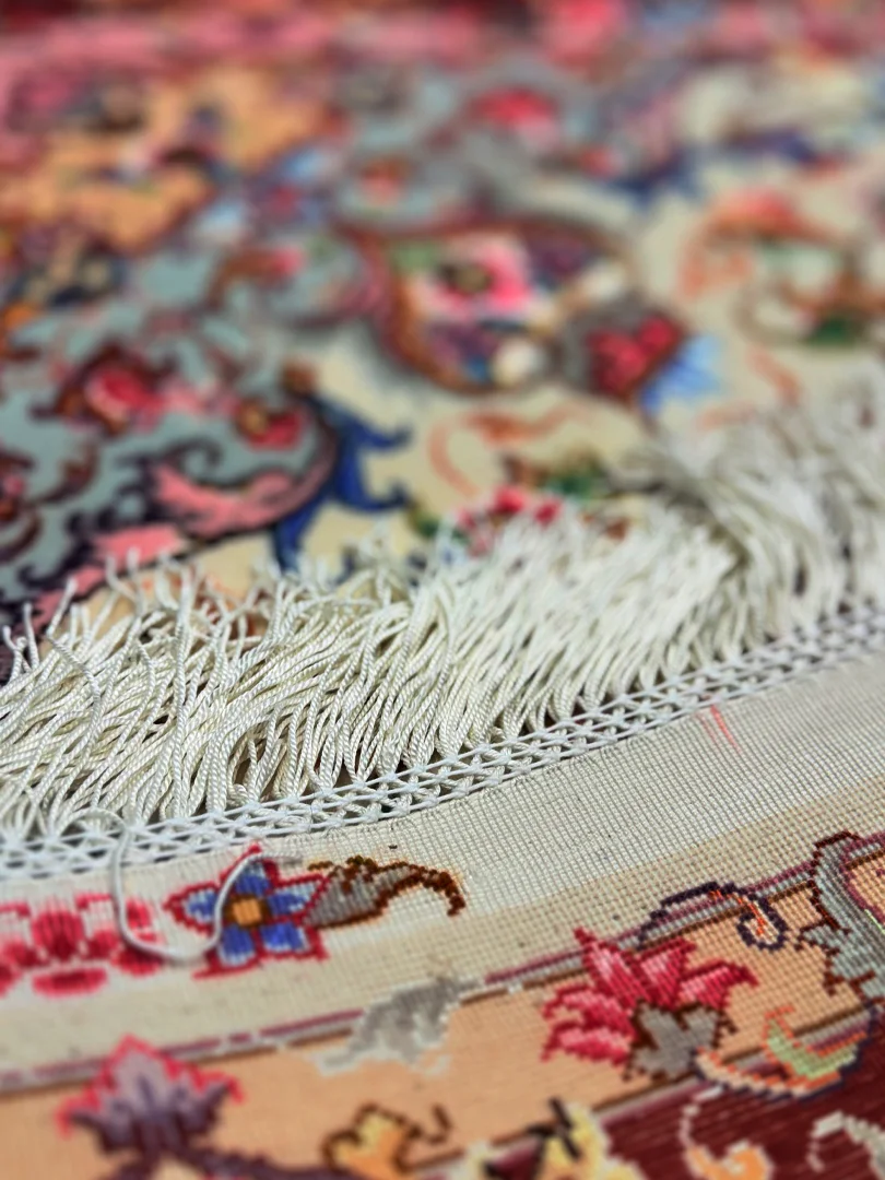 فرش دست بافت 1.5 متری تبریز 100*150 مستطیل اولیا 50 رج کرک و ابریشم کرم / بژ 6 کیلو کلاسیک - تصویر 2