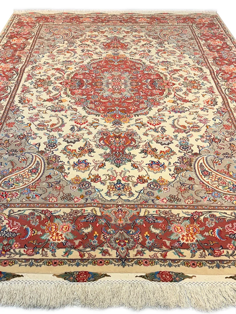 فرش دست بافت 9 متری مشهد 250*350 مستطیل طرح تبریز 40 رج پشم و ابریشم کرم / بژ 15 کیلو کلاسیک - تصویر 2