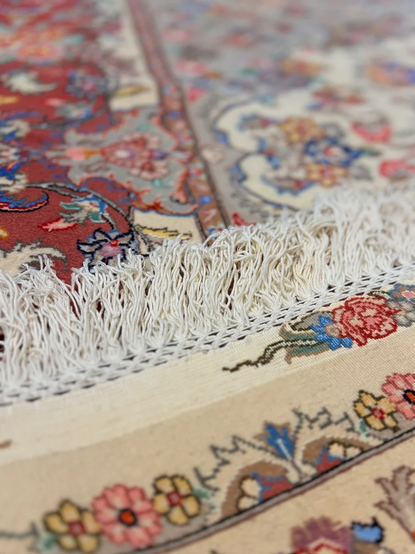 فرش دست بافت 9 متری مشهد 250*350 مستطیل طرح تبریز 40 رج پشم و ابریشم کرم / بژ 15 کیلو کلاسیک - تصویر 3