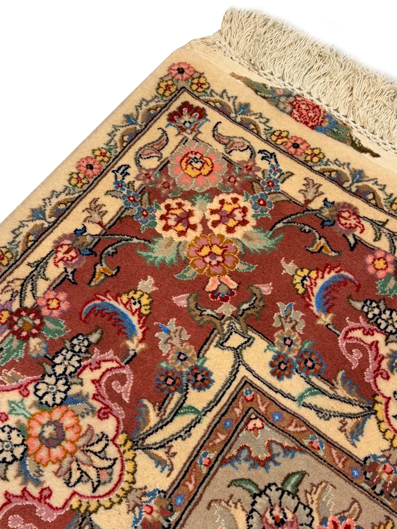 فرش دست بافت 9 متری مشهد 250*350 مستطیل طرح تبریز 40 رج پشم و ابریشم کرم / بژ 15 کیلو کلاسیک - تصویر 6