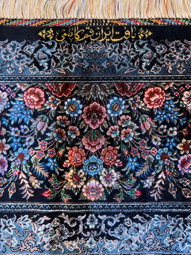 فرش دست بافت 6 متری قم 200*300 مستطیل کاظمی 90 رج تمام ابریشم مشکی 20 کیلو کلاسیک - تصویر 2